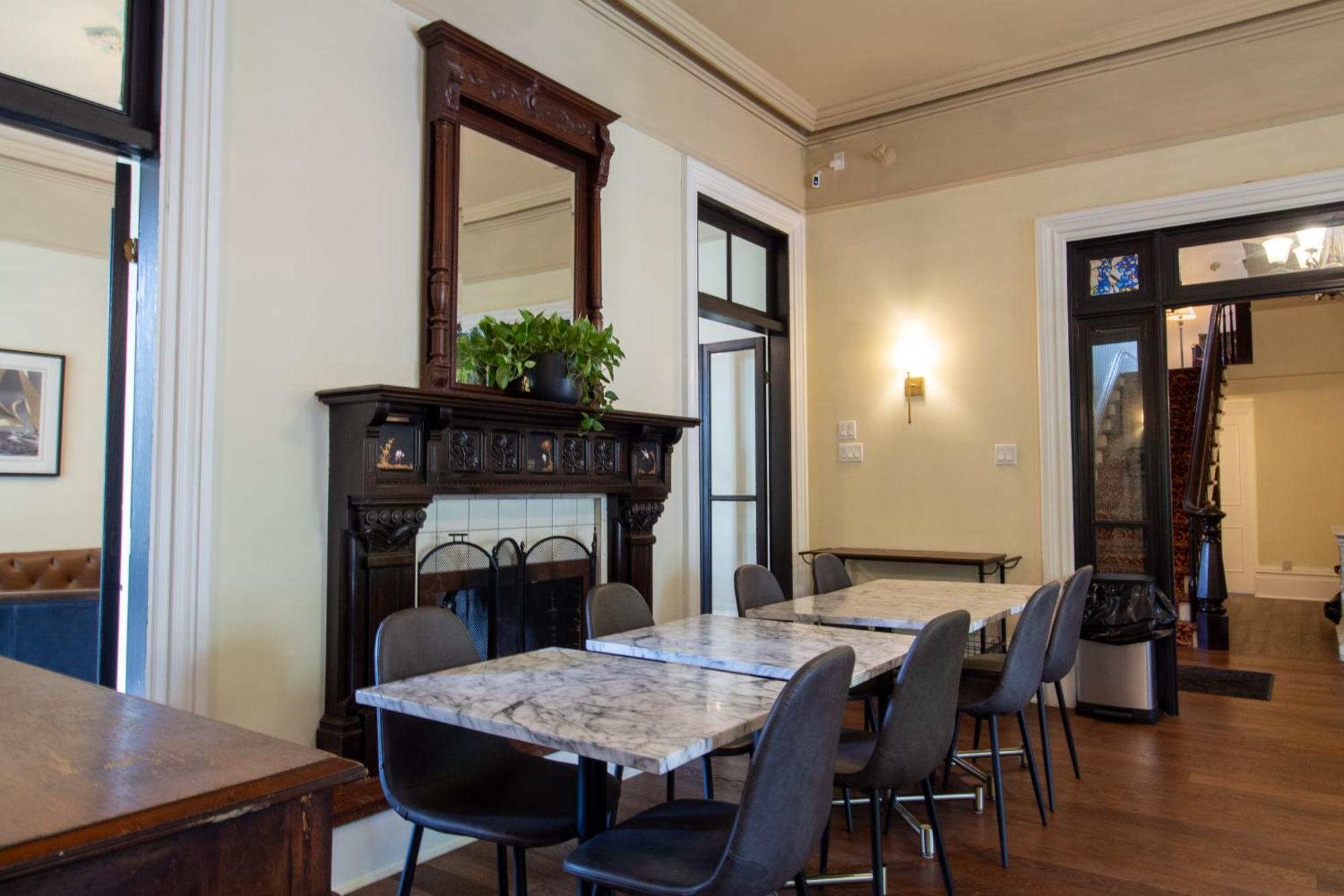 Hochelaga Inn Кингстон Экстерьер фото